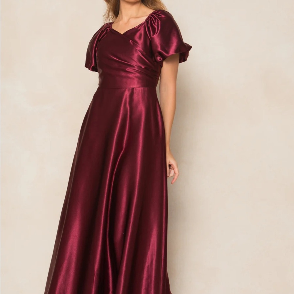 Ivy City Co Red Puff Sleeve Sweetheart Gown ‘Tessie’ in Wine Satin size 2